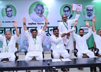 जदयू की महाबैठक में नीतीश कुमार अध्यक्ष घोषित, पार्टी ऑफिस के बाहर पूर्व सीएम पर फूलों की बारिश