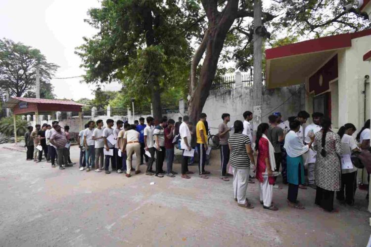 RE-NEET परीक्षा में फर्जीवाड़ा , 5 मेडिकल छात्र समेत 30 गिरफ्तार