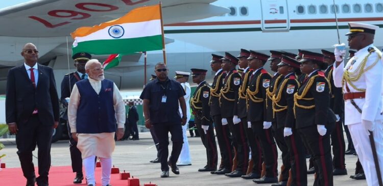 प्रधानमंत्री नरेंद्र मोदी शनिवार को तीन दिवसीय आधिकारिक दौरे पर सेशेल्स पहुंचे ,गार्ड ऑफ ऑनर से हुआ स्वागत