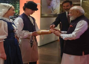 पीएम मोदी का स्लोवाकिया के ब्रातिस्लावा में साथ हुआ जोरदार स्वागत……………….