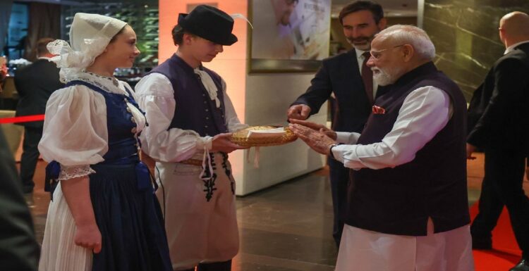 पीएम मोदी का स्लोवाकिया के ब्रातिस्लावा में साथ हुआ जोरदार स्वागत……………….