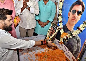 चिराग ने घुटनों पर बैठकर भरत तिवारी को श्रद्धांजलि दी…………..