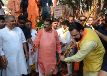 CM ने सड़क पर लगाया झाड़ू, रथ की रस्सी खींची,हरे रामा-हरे कृष्णा से गूंजी राजधानी