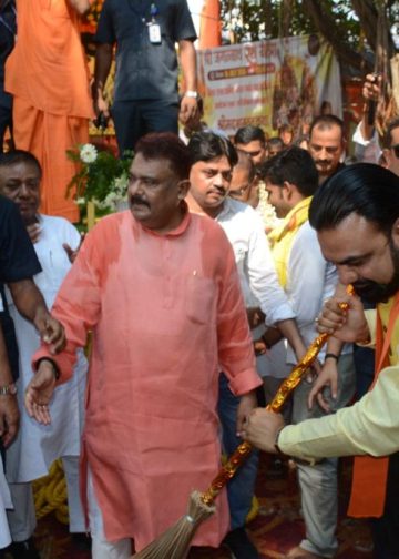 CM ने सड़क पर लगाया झाड़ू, रथ की रस्सी खींची,हरे रामा-हरे कृष्णा से गूंजी राजधानी