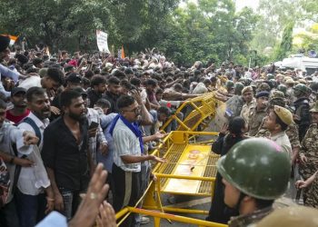 आंसू गैस के गोले और लाठीचार्ज, सीजेपी प्रवक्ता का दावा- दीपके को हिरासत में लिया