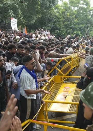 आंसू गैस के गोले और लाठीचार्ज, सीजेपी प्रवक्ता का दावा- दीपके को हिरासत में लिया