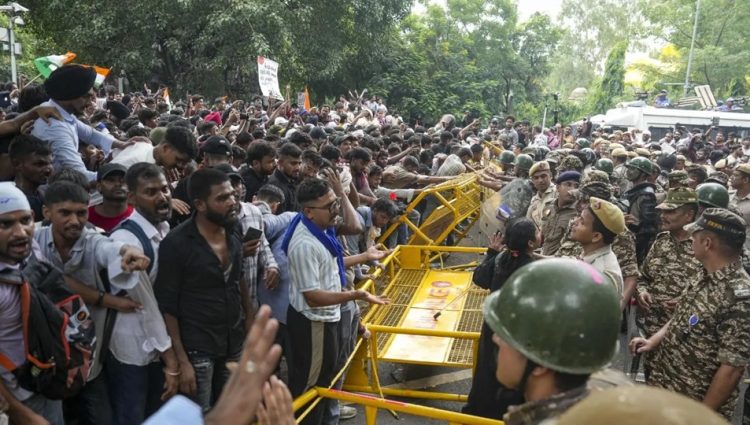 आंसू गैस के गोले और लाठीचार्ज, सीजेपी प्रवक्ता का दावा- दीपके को हिरासत में लिया