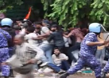जंतर-मंतर पर पथराव, लाठीचार्ज, आंसू गैस के गोल दागे:कई पुलिसकर्मी और प्रदर्शनकारी घायल