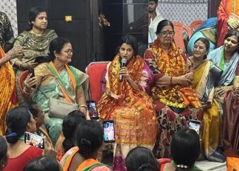 ‘अरे, ये तो गवैया को बुला दिया’……………..