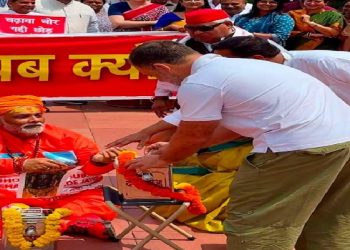 संसद में चढ़ावा चोरी के ड्रामा ,साधु बनकर संसद पहुंचे पप्पू यादव , राहुल गांधी ने भी दिया चंदा