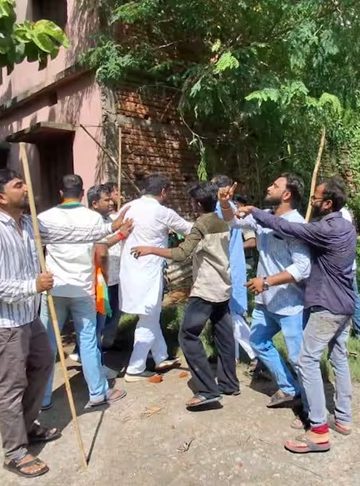 पटना में बवाली प्रदर्शनकारियों ने पत्रकारों को पीटा , कांग्रेस और BJP के कार्यकर्ताओं में मारपीट