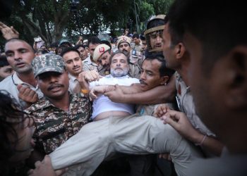 डोरी से बंधे हाथ, गुस्सैल चेहरा, पुलिस लेने आई तो जमीन पर लेट गए; PM आवास के बाहर दिखा राहुल गांधी का संघर्ष