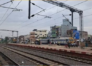 पटना-गया रेलखंड पर आधी रात को चोरों ने काटा 35 मीटर हाईटेंशन तार, 3 घंटे ठप रहा रेल परिचालन