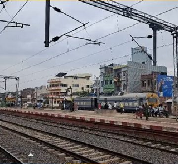 पटना-गया रेलखंड पर आधी रात को चोरों ने काटा 35 मीटर हाईटेंशन तार, 3 घंटे ठप रहा रेल परिचालन