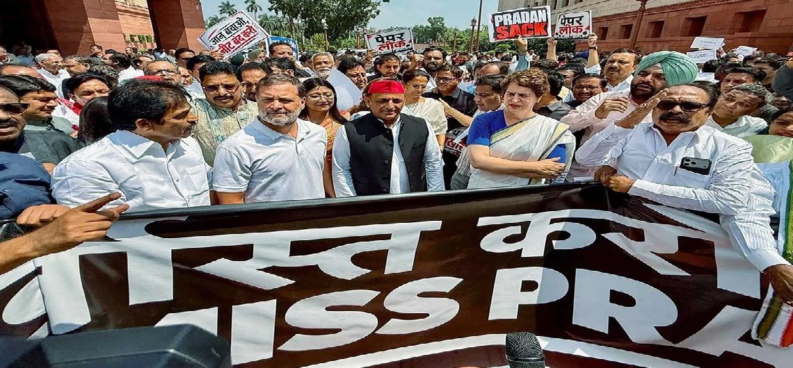 छात्रों के मुद्दे पर संसद में हंगामा जारी, विपक्ष का विरोध प्रदर्शन .भाजपा ने व्हिप जारी कर एनडीए सांसदों को सदन में मौजूद रहने को कहा