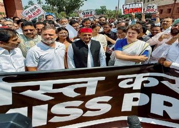 छात्रों के मुद्दे पर संसद में हंगामा जारी, विपक्ष का विरोध प्रदर्शन .भाजपा ने व्हिप जारी कर एनडीए सांसदों को सदन में मौजूद रहने को कहा
