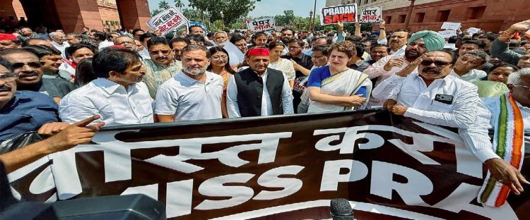 छात्रों के मुद्दे पर संसद में हंगामा जारी, विपक्ष का विरोध प्रदर्शन .भाजपा ने व्हिप जारी कर एनडीए सांसदों को सदन में मौजूद रहने को कहा