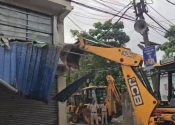 अभिषेक बनर्जी के अमताला में पार्टी ऑफिस पर आखिर क्यों चला बुलडोजर?