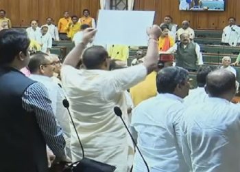 बिहार विधानसभा में लाठीचार्ज पर भिड़े विधायक,मार्शल को बचाव करना पड़ा…..