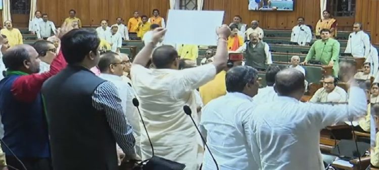 बिहार विधानसभा में लाठीचार्ज पर भिड़े विधायक,मार्शल को बचाव करना पड़ा…..