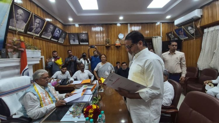 बांकीपुर से नवनिर्वाचित विधायक प्रशांत किशोर ने बिहार विधानसभा में आज शपथ ली