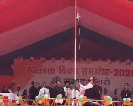 पटना के नदवा महादलित बस्ती पहुंचे CM सम्राट चौधरी,85 वर्षीय योगेश्वर मांझी के हाथों झंडोत्तोलन कराया ……….