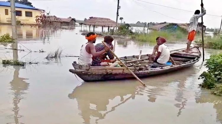 नेपाल में भारी बारिश का असर, गंडक बराज से छोड़ा गया 2.30 लाख क्यूसेक पानी