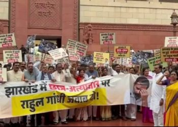संसद के बाहर NDA और विपक्षी दलों के सांसदों ने एक-दूसरे के खिलाफ नारेबाजी ,सदन में हंगामा