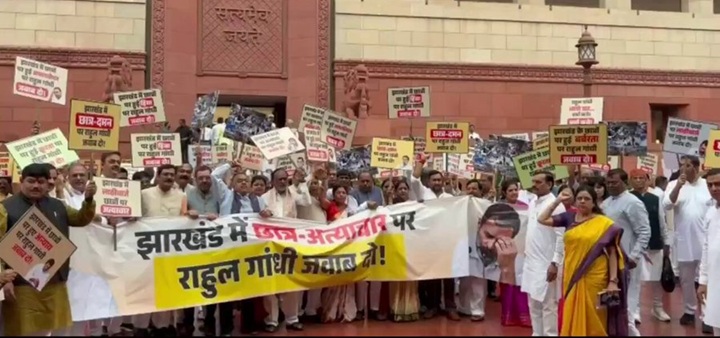 संसद के बाहर NDA और विपक्षी दलों के सांसदों ने एक-दूसरे के खिलाफ नारेबाजी ,सदन में हंगामा