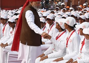 लाल किले पर भीड़ के बीच गए PM मोदी, छात्रों से मिलाया हाथ……….