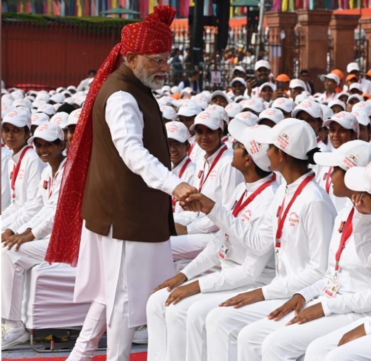 लाल किले पर भीड़ के बीच गए PM मोदी, छात्रों से मिलाया हाथ……….