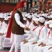 लाल किले पर भीड़ के बीच गए PM मोदी, छात्रों से मिलाया हाथ……….