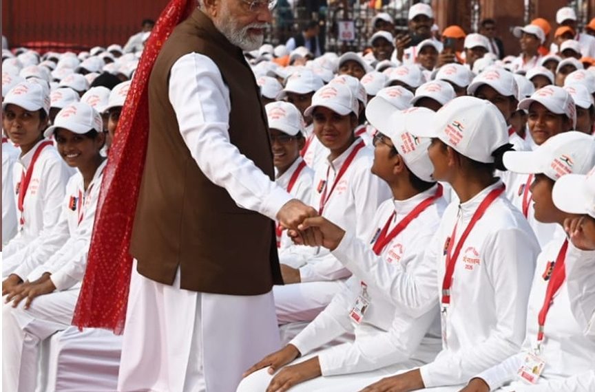 लाल किले पर भीड़ के बीच गए PM मोदी, छात्रों से मिलाया हाथ……….