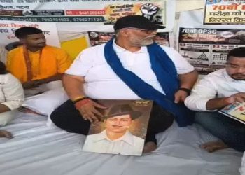 हाथों में भगत सिंह की फोटो लेकर उपवास पर बैठे पप्पू यादव…………