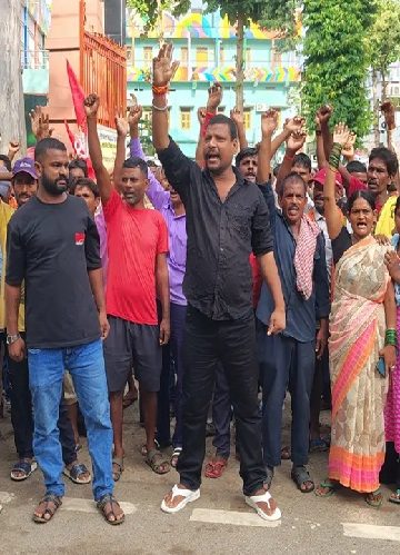 बिहार में हड़ताल पर 42 हजार सफाई कर्मचारी , कचरा बदबू से लोगों का हाल बेहाल…………..