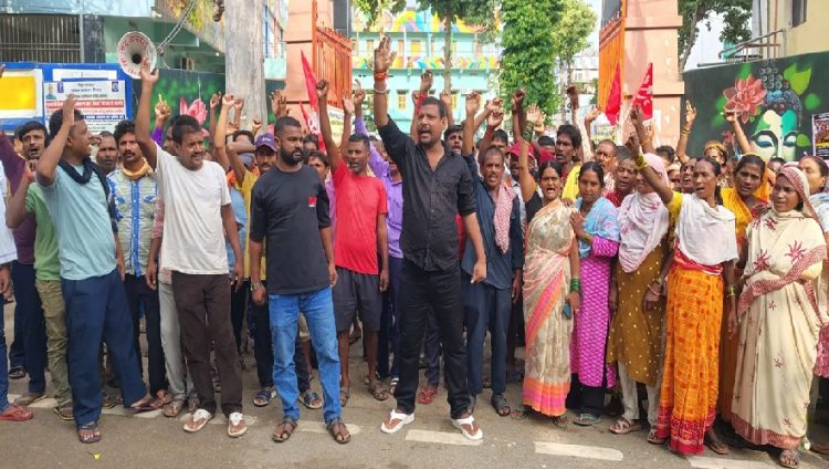 बिहार में हड़ताल पर 42 हजार सफाई कर्मचारी , कचरा बदबू से लोगों का हाल बेहाल…………..